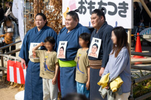髙翔と二子山部屋力士たちとおもちつきぃ大会