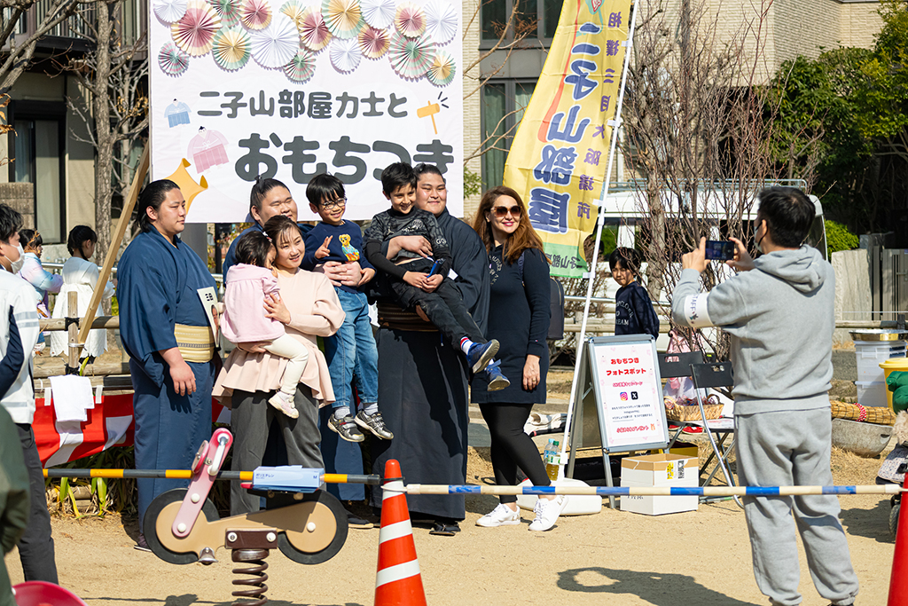 二子山部屋力士とのおもちつき大会　髙翔　芦屋