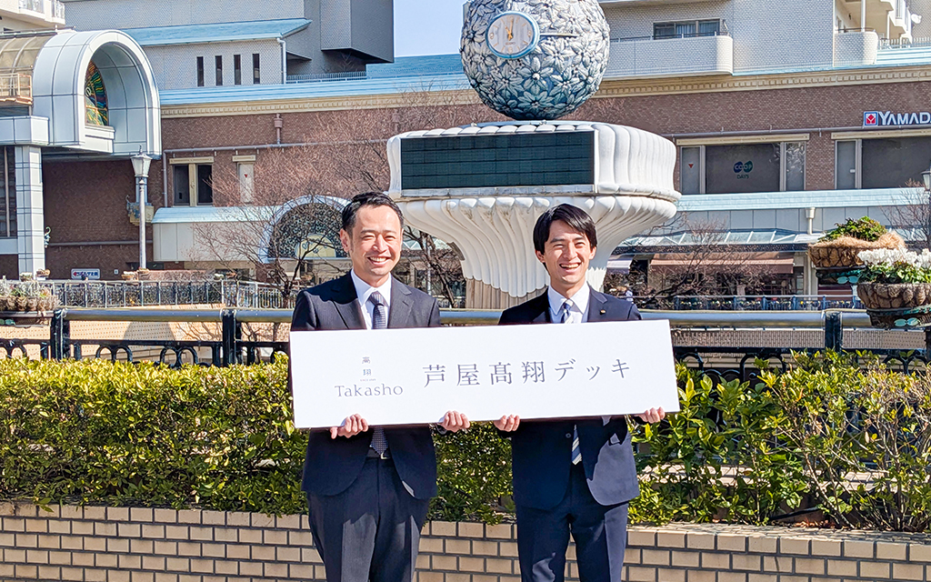 デッキ上で新しい看板を持つ写真